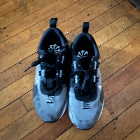 Barely worn Nike’s - Picture 2 of 6